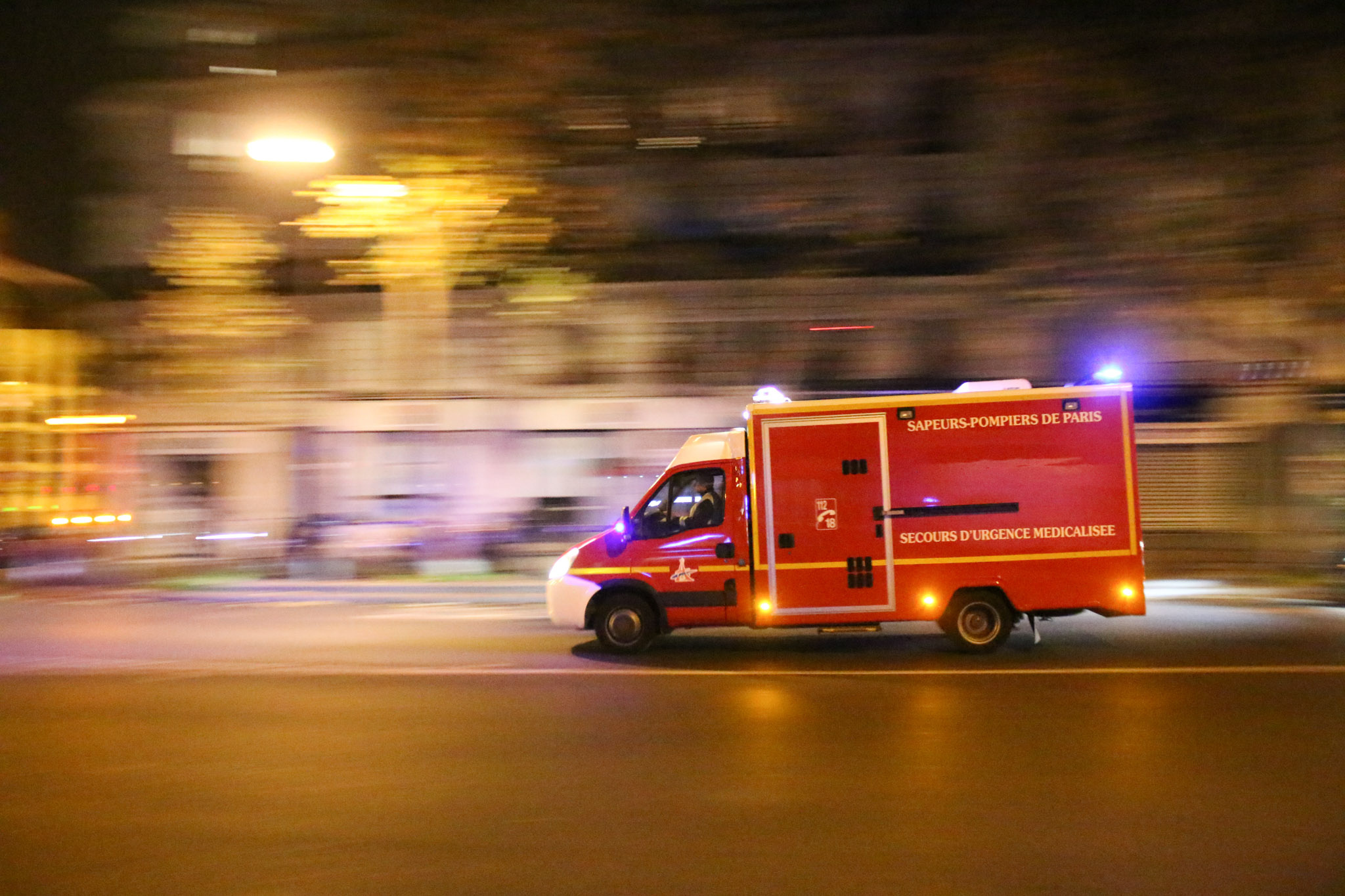 Une ambulance s'approche du Bataclan le soir des attentats du 13 novembre 2015 à Paris