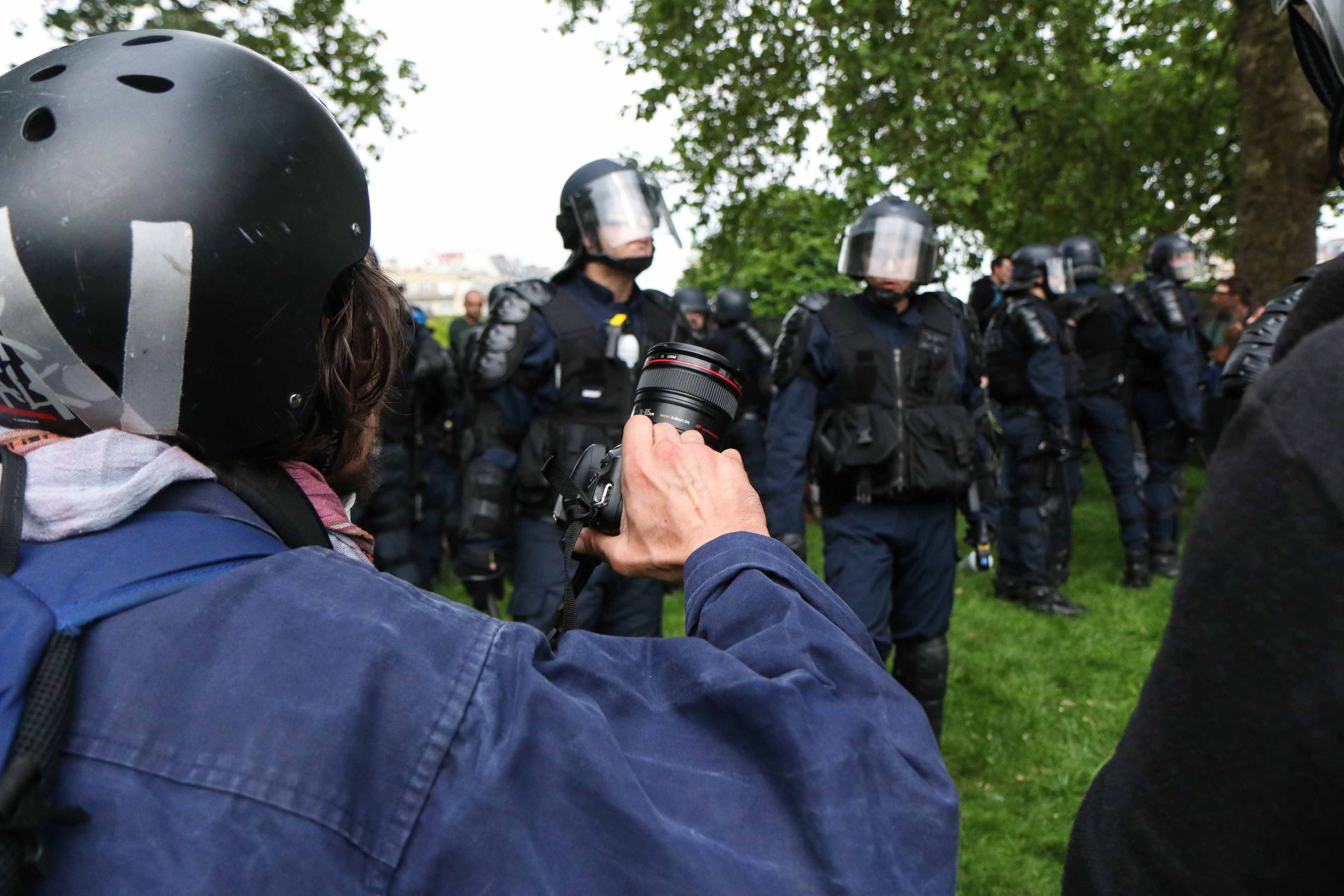Un photographe et des policiers lors d'une manifestation contre la Loi Travail le 26 mai 2016 à Paris.