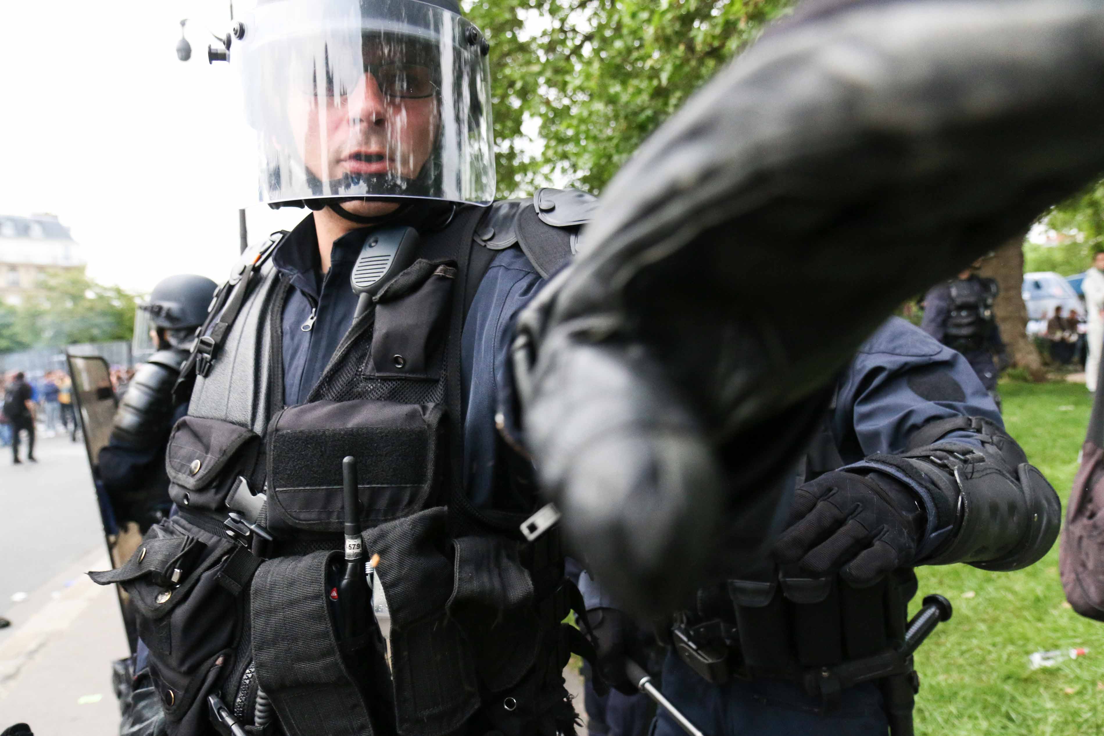 Un policier s'approche d'un journaliste lors d'une manifestation contre la Loi Travail le 23 mai 2016 à Paris.