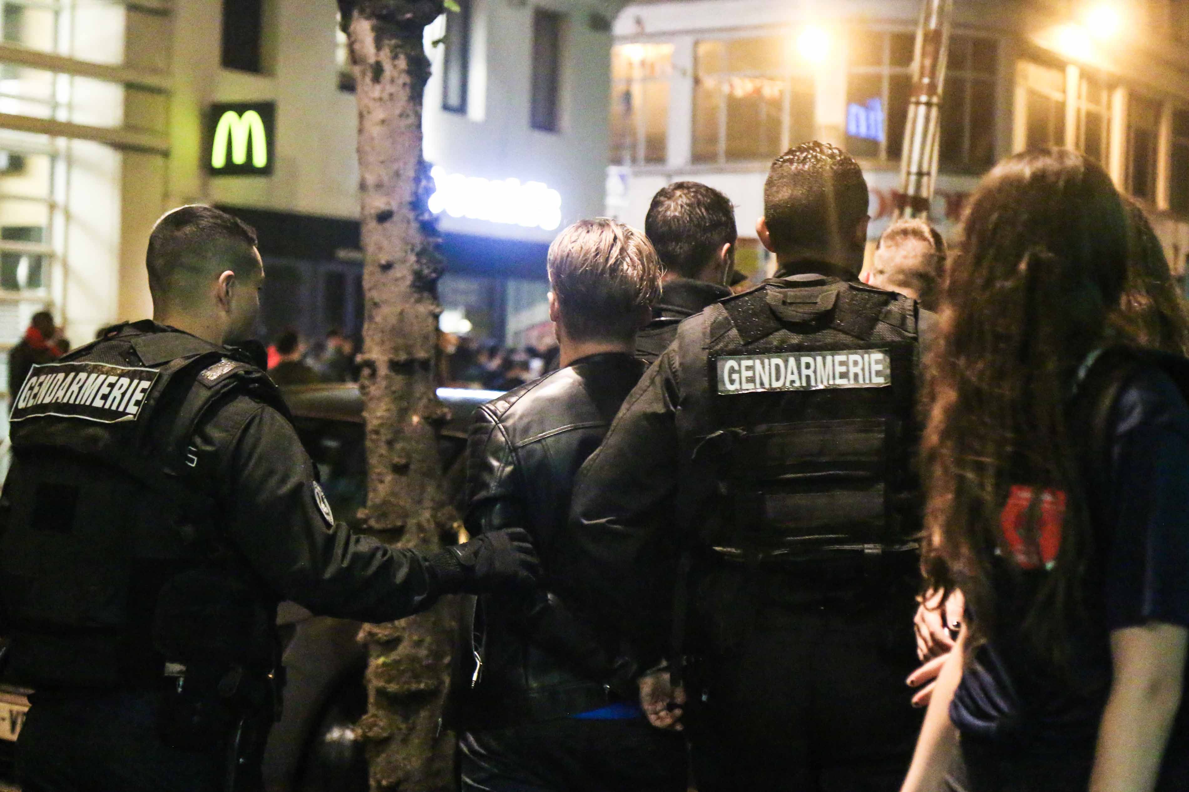 Un homme est interpellé par des gendarmes à la station de métro La Motte Piquet Grenelle le 3 juillet 2016 à Paris.
