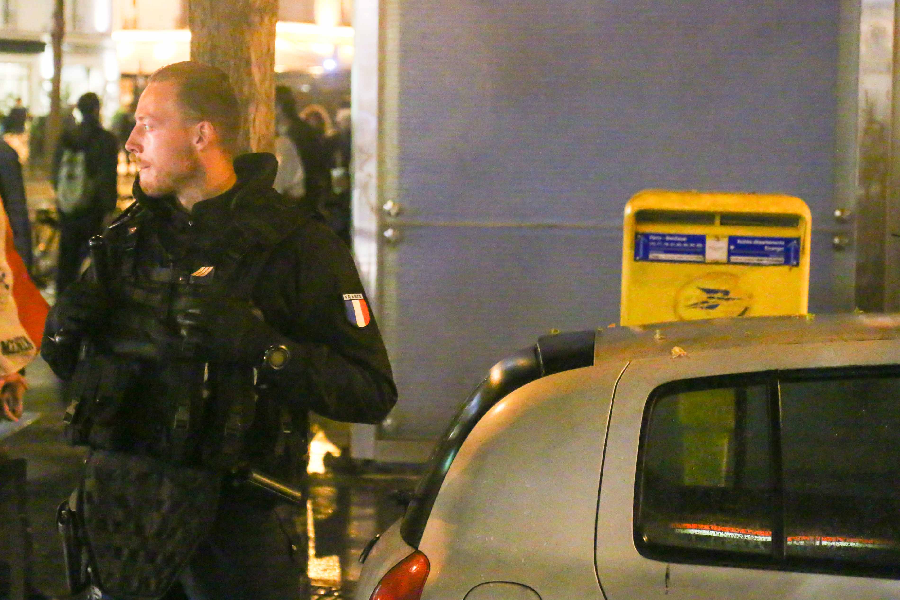 Un gendarme est positionné près de la station La Motte Piquet Grenelle à Paris le 3 juillet 2016.
