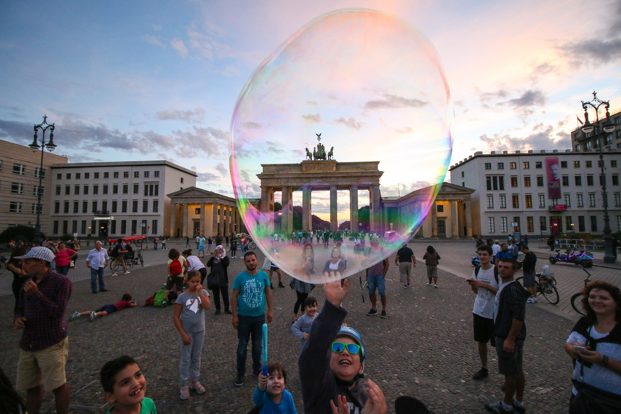 Un enfant essaye d'atteindre une bulle de savon à Berlin, en juillet 2016.