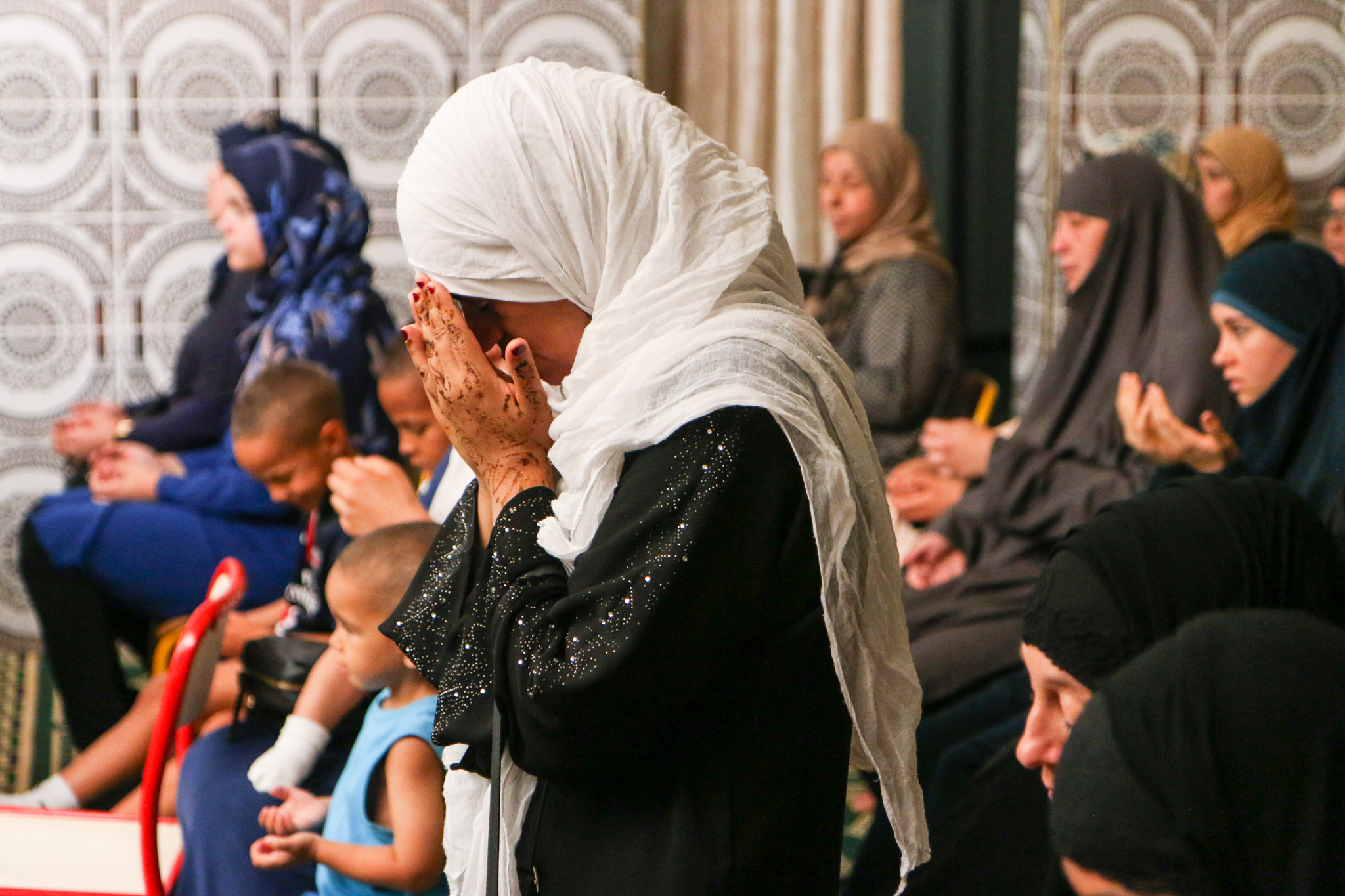 Une femme prie à une cérémonie pour les morts après les attentats de Nice le 21 juillet 2016.