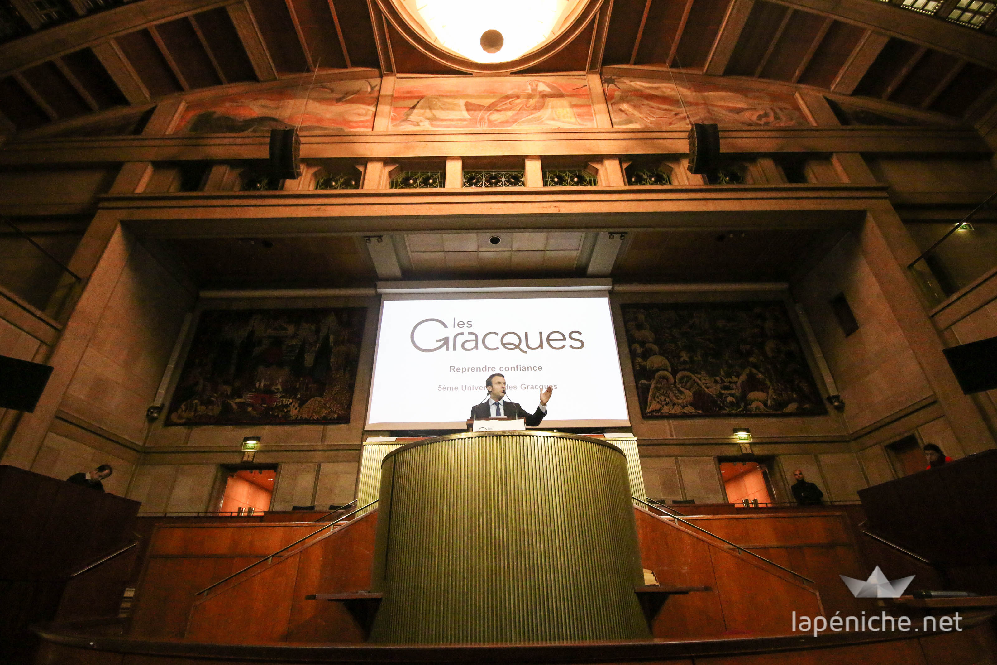 Emmanuel Macron s'exprime lors de la 5e Université des Gracques au Conseil Économique, Social et Environnemental, Samedi, 21 novembre 2015, à Paris.